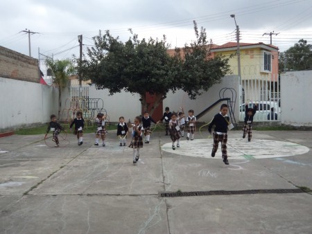 Ejercitando coordinación con el salto de cuerda